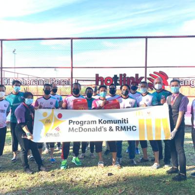 23/12/2021 - Tajaan MC Donald Perda kepada Team Bola Sepak Politeknik Seberang Perai